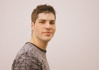 portrait jeune homme de 25 ans souriant