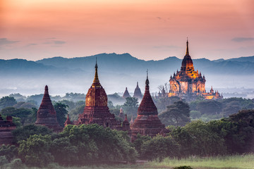 Bagan, Myanmar świątynie w strefie archeologicznej. - 176405308