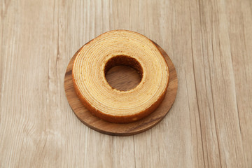 木の皿にのせたプレッツェル　ドイツのパン