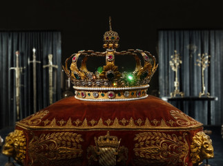 King's gold crown