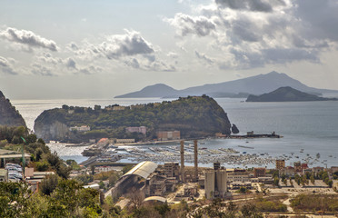 Вид на остров Низида. Неаполь. Италия.