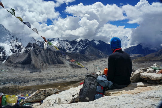 Турист сидит на горе Калапаттхам и смотрит на Эверест