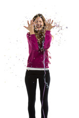 Ragazza allegra con coriandoli