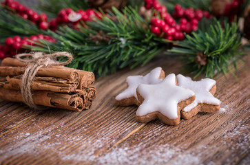 Zimtsterne auf weihnachtlichem Untergrund