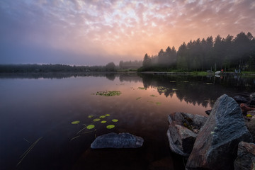 Obraz premium Morning down on the lake with stones on foreground