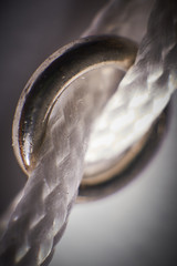 Metalowy pierścień z linami, zdjęcie makro