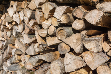 Holzstapel mit Brennholz für den Winter