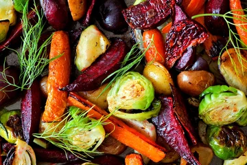 Photo sur Plexiglas Légumes Arrière-plan complet de légumes d& 39 automne colorés rôtis, vue ci-dessus