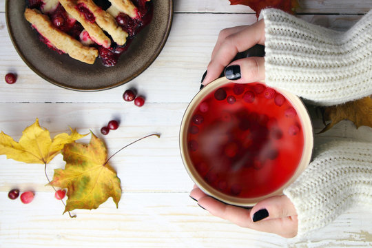 горячий клюквенный чай с пирогом и осенними листьями