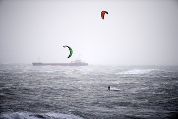 kitesurfer im st&uuml;rm