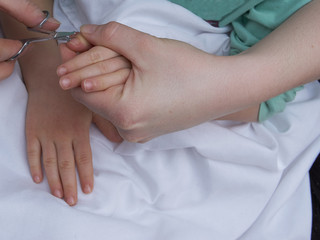 Mama obcina paznokcie dziecku