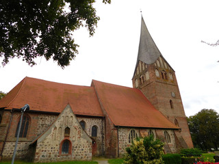 Fototapeta na wymiar Christliche Dorfkirche
