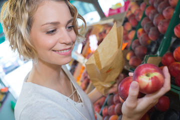 buying peaches at the farmers market