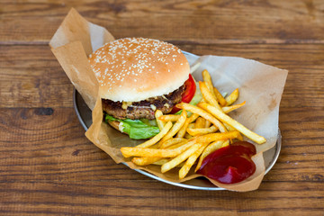 Sesame bun hamburger, lettuce with baked potato fries