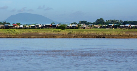Village sur les rives de l'Irrawaddy