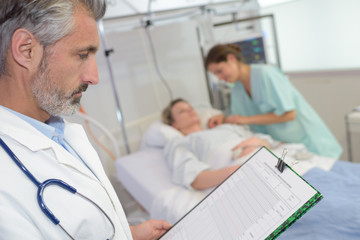 Obraz premium doctor reading the file