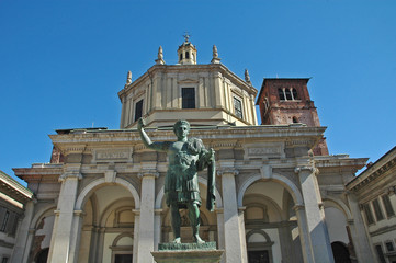Obraz premium Milano, la statua di Costantino e la Basilica di San Lorenzo Maggiore