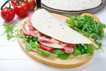 Piadina with mozzarella, prosciutto and arugula