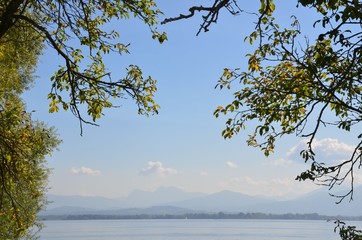 Ausblick über den Chiemsee und die Alpen im Nebeldunst herbstlich