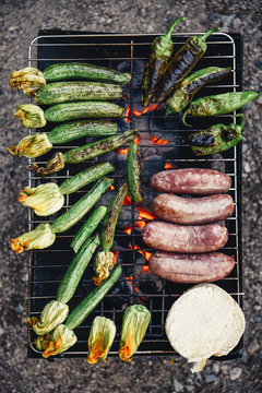 Food: Barbecue grill with zucchini, green pepper salsiccia and bread