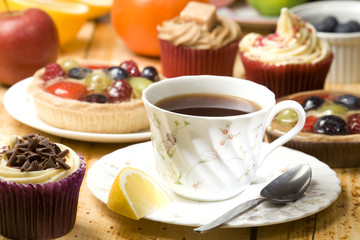 black tea with cupcakes