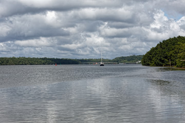La rivière Kourou sous les nuages vue du vieux port de Kourou en Guyane française