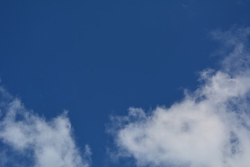 Céu azul com nuvens na parte baixa da imagem