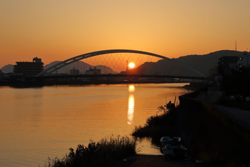 Fototapeta na wymiar 鏡川大橋と朝日（高知市）