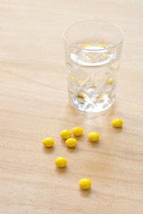 サプリメントと水  
