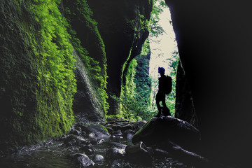 Obraz premium Mężczyźni wspinający się na zewnątrz