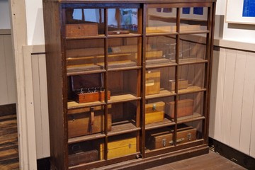 古い木製のキャビネット