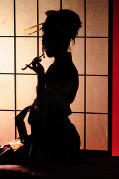 シルエットの日本人の和装とかんざし
