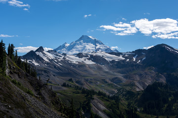 Fototapeta na wymiar View of Mount Baker from Chain Lakes Trail 