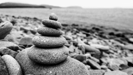 Fototapeta na wymiar pyramid of stones on the seashore