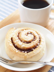 シナモンロールとコーヒー