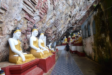 Reisender vor den Buddha Statuen in der Kawgun Höhle in der Nähe von Hpa An, Myanmar