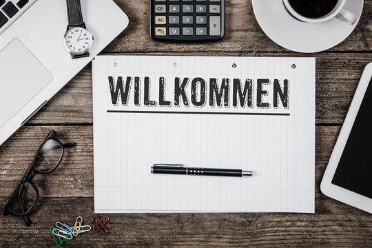 Willkommen, Block auf Schreibtisch am Arbeitsplatz