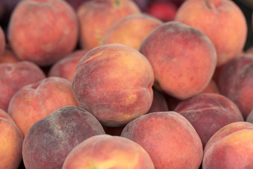 Rote Pirsiche am Obstmarkt, Spanien, Europa