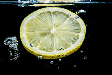 Zitronenscheiben-Splash