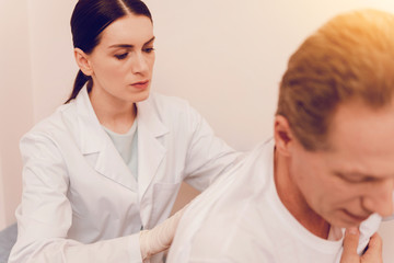 Obraz premium Confident medical worker doing massage