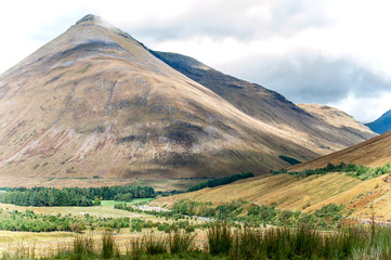 Fototapeta premium Great scottish mountains in sunlight at spectacular fall season