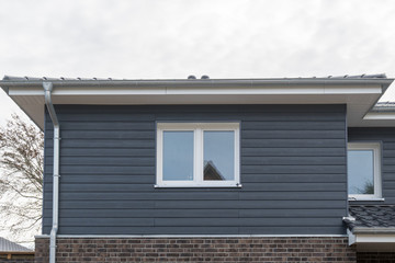 Moderne Fassade mit weißem Fenster
