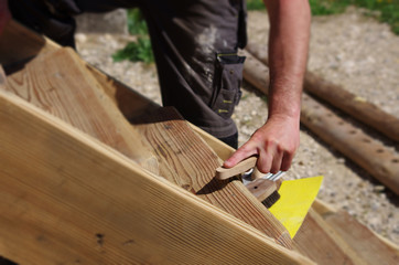 artisan au travail - rénovation d'escalier en bois