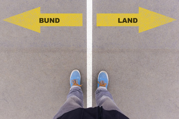 Bund und Land, Pfeile mit Gegenteil Optionen als Wahl auf Strasse, persönliche Perspektive