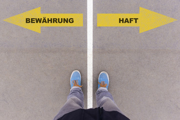 Bewährung oder Haft, Pfeile mit Gegenteil Optionen als Wahl auf Strasse, persönliche Perspektive