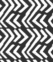 Vecteur dessiné à la main abstrait géométrique monochrome rugueux motif de chevron zig zag sans couture dans les couleurs noir et blanc. Brosse grunge peinte à la main texture. Conception de concept scandinave pour la mode, tissu.