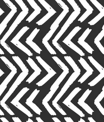Gordijnen Hand getekende vector abstracte ruwe geometrische monochroom naadloze zig zag chevron patroon in zwarte en witte kleuren. Handgemaakte grunge borstel geschilderd textuur. Scandinavisch conceptontwerp voor mode, stof. © anastasy_helter