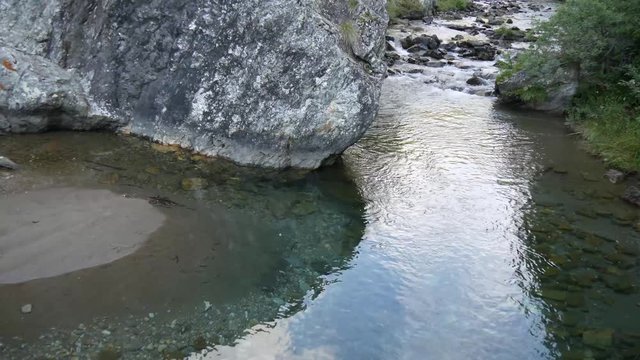 Torrente di montagna fiume Toce