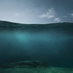 Leerer Unterwasserhintergrund mit Kopienraum © rangizzz