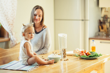 Obraz na płótnie Canvas mother and kid preparing healthy food and having fun